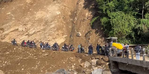 कुलेखानीमा जलसतह बढेपछि देउराली-सिस्नेरी सडक ४ः०० बजेदेखि बन्द