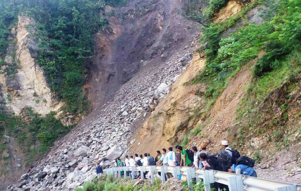 कर्णाली राजमार्ग अवरुद्ध हुँदा स्याउ व्यापारी मर्कामा