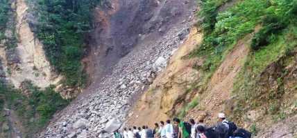 कर्णाली राजमार्ग अवरुद्ध हुँदा स्याउ व्यापारी मर्कामा
