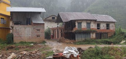 बाढीपीडितको पुनःस्थापना हुन अझै बाँकी