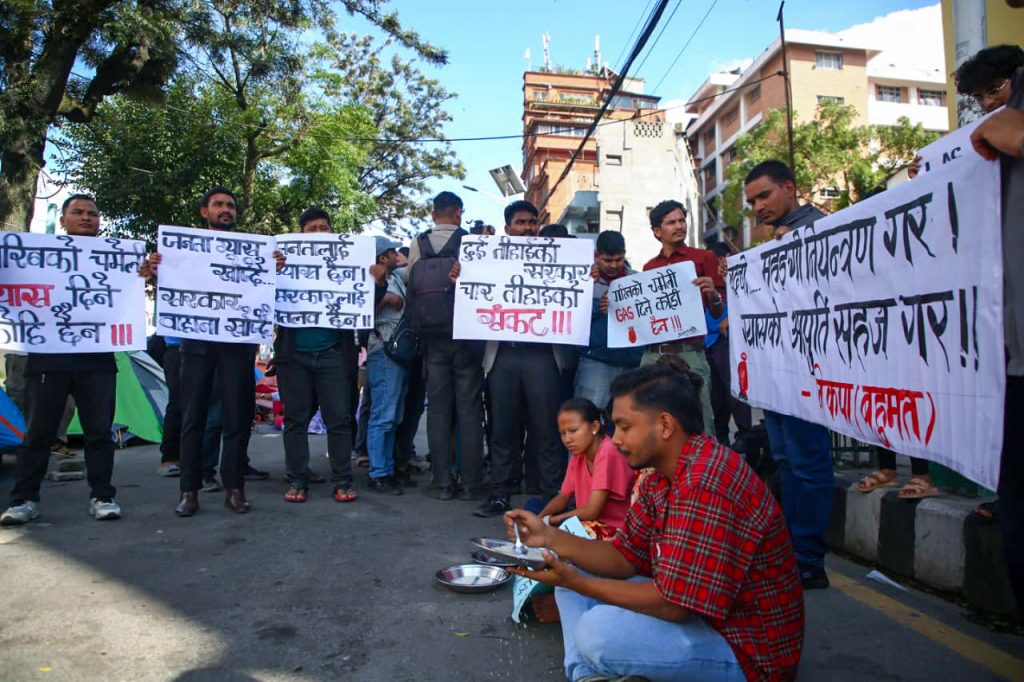 काँचो चामल खाएर नेकपा बहुमतकाे विरोध प्रदर्शन