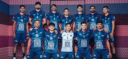 देश उठाउन हातेमालो गर्न आह्वानसहित एनभीएल टिम सगरमाथाले राख्यो प्रायोजकको ठाउँमा प्रधानमन्त्री कोषको क्युआर