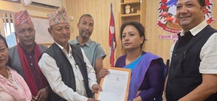 सिन्धुलीका सामुदायिक वनद्वारा प्रधानमन्त्री राहत कोषमा ९ लाख २९ हजार सहयोग