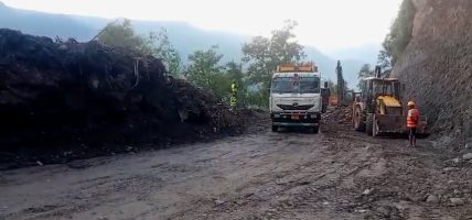 बाढीपहिरोपछि सडक सञ्चालनमा ल्याउन परीक्षण, २० सवारी पास