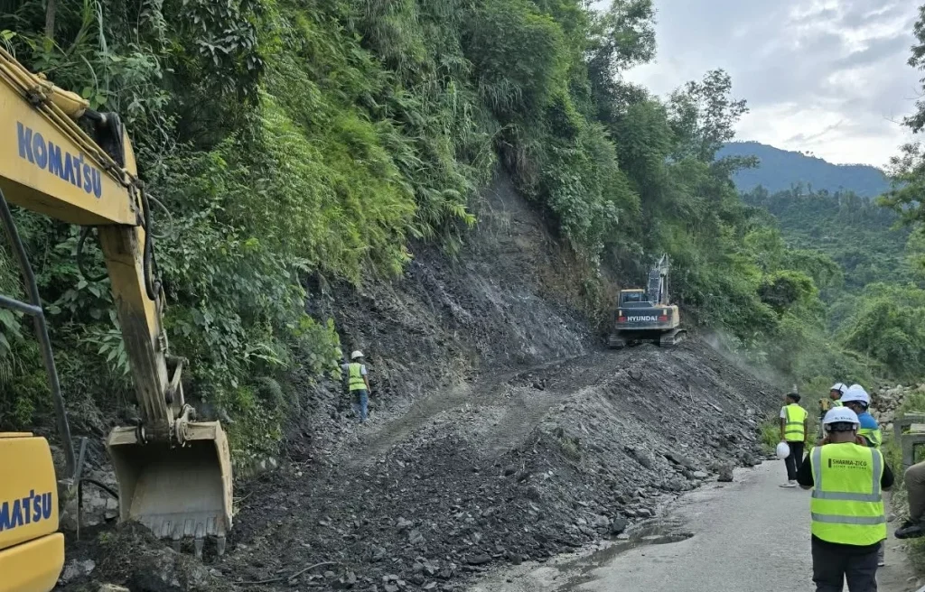 पहिरो खसेपछि कृष्णभीर सडक पूर्ण रूपमा अवरुद्ध