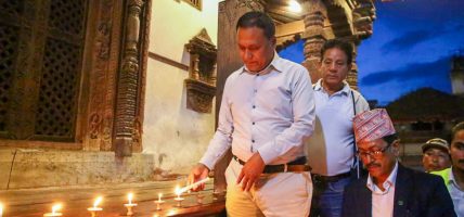 उज्यालो नेपाल पार्टीद्वारा बाढी पीडितको सम्झनामा दीप प्रज्वलन