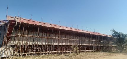 सिधनियाघाटस्थित राप्ती नदीमा पक्की पुल निर्माण जारी, खुसी छैनन् स्थानीयवासी