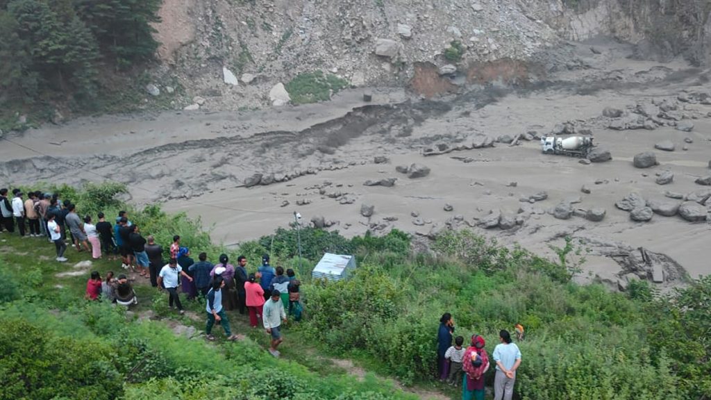 बाढीमा सम्पर्कविहीन भएकाको खोजीमा अथकित आफन्त