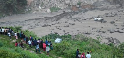 बाढीमा सम्पर्कविहीन भएकाको खोजीमा अथकित आफन्त