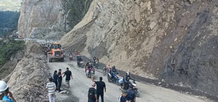 ठूला ढुङ्गा पन्छाएर तुइलखोलाको पहिरोमा ‘नेलिङ’ गरिँदै