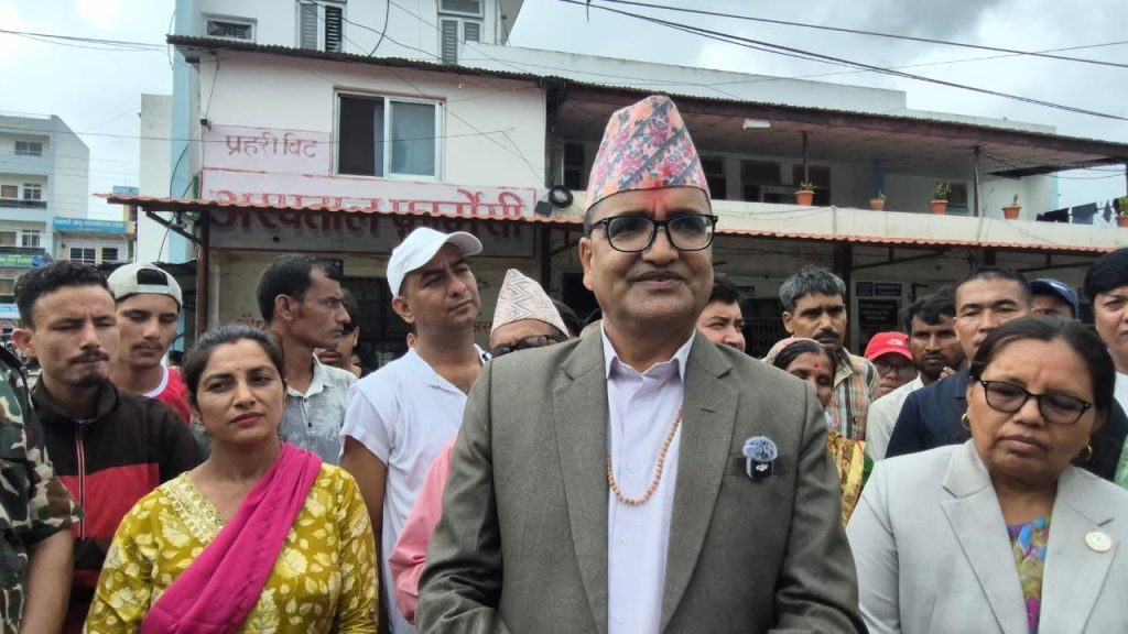 मुख्यमन्त्री भट्टद्वारा सेती प्रादेशिक अस्पतालको अनुगमन
