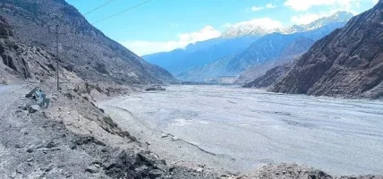 मुस्ताङको टुकुचेमा कालीगण्डकीले कटान गरेपछि गाउँ पहिरोको जोखिममा