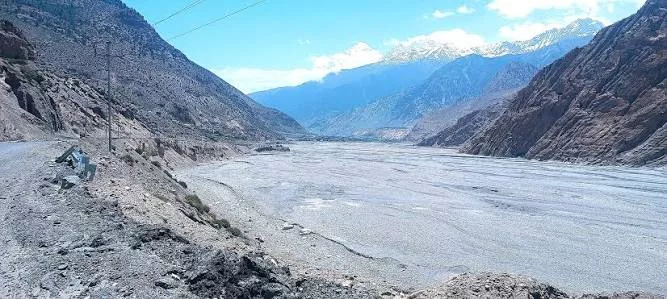 मुस्ताङको टुकुचेमा कालीगण्डकीले कटान गरेपछि गाउँ पहिरोको जोखिममा