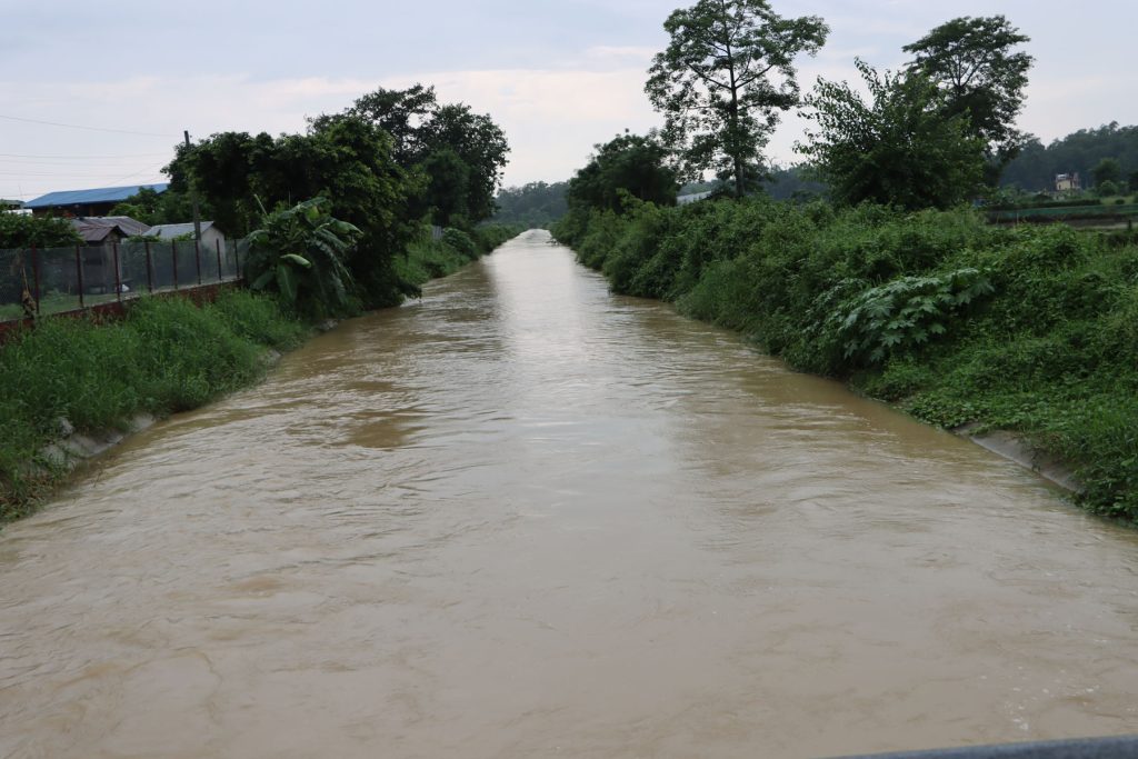 खेतमा पानी पुगेपछि किसान खुसी
