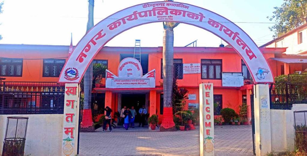 वीरेन्द्रनगर नगरपालिकाद्वारा भोटेकोसी बाढीपीडितलाई ५१ लाख रुपैयाँ सहयोग