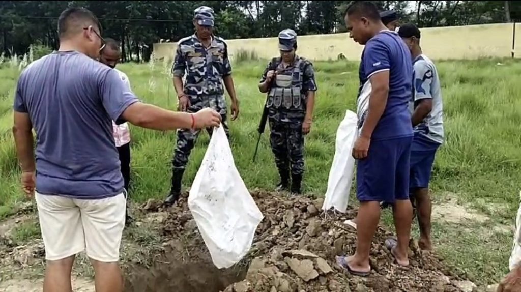 सीमाबाट भित्रिँदै थिए २०० कुखुराका चल्ला, भारतीय मोटरसाइकलसहित बरामद