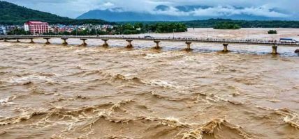 जलसतहले रेकर्ड ब्रेक गरेपछि नारायणी पुलमा गाडी चलाउन प्रतिबन्ध