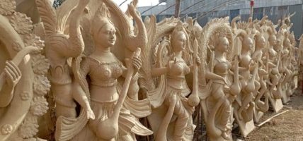 दसैँ नजिकिँदै गर्दा मूर्तिकारलाई चटारोः परम्परा जोगाउँदै जीविकोपार्जन