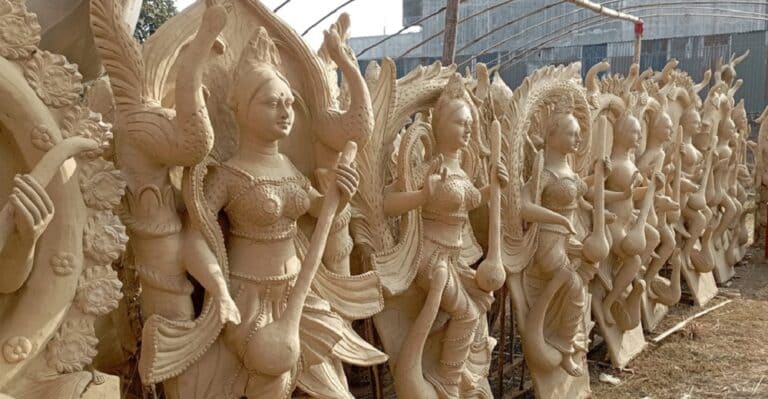 दसैँ नजिकिँदै गर्दा मूर्तिकारलाई चटारोः परम्परा जोगाउँदै जीविकोपार्जन