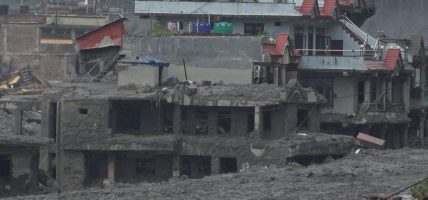 बाढी पहिरो प्रभावितलाई प्रवासीको करिब आठ लाख सहयोग बाढी पहिरो प्रभावितलाई प्रवासीको करिब आठ लाख सहयोग