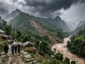 बाढी र पहिराबाट सडक अवरुद्ध हुँदा यातायात सेवा प्रभावित बाढी र पहिराबाट सडक अवरुद्ध हुँदा यातायात सेवा प्रभावित