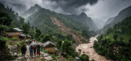 बाढी र पहिराबाट सडक अवरुद्ध हुँदा यातायात सेवा प्रभावित