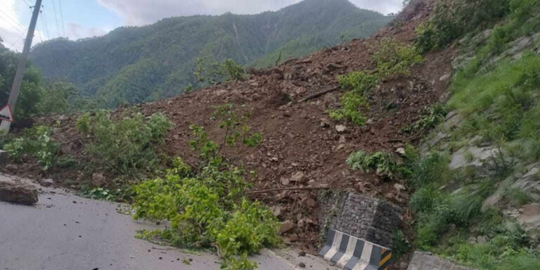 काठमाडौं जोड्ने राजमार्ग बन्दः रोकिए सार्वजनिक बस