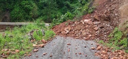 पहिरो खस्दा महाकाली राजमार्ग अवरुद्ध