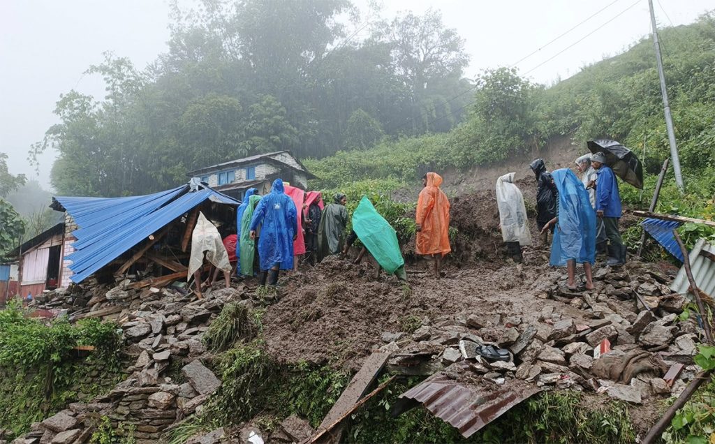 पहिरोले घर बगायो, दुई घर जोखिममा
