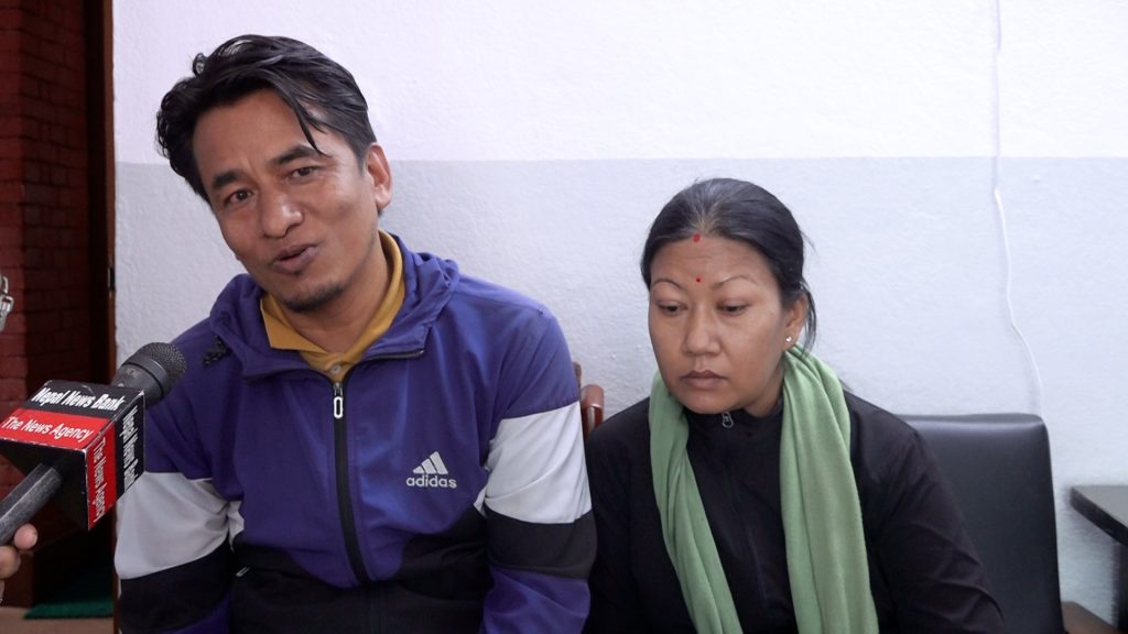 बाढीले उपचार गर्ने पैसा बगाएपछि बदलिएको राजकुमार दम्पत्तीको जिन्दगी