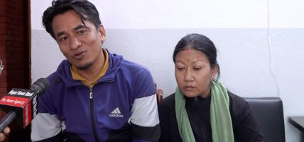 बाढीले उपचार गर्ने पैसा बगाएपछि बदलिएको राजकुमार दम्पत्तीको जिन्दगी