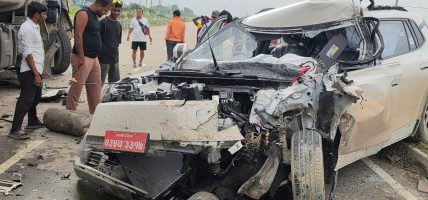 ईभी कार ट्यांकरमा ठोक्किँदा सप्तरीमा चार जना घाइते