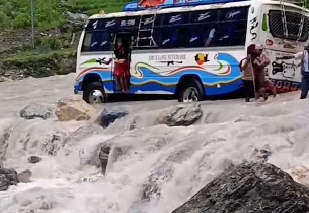 ६ वर्षदेखि पुल अलपत्र, कजवे बग्दा विद्यार्थीसहित तीन जिल्लाका यात्रुलाई सास्ती ६ वर्षदेखि पुल अलपत्र, कजवे बग्दा विद्यार्थीसहित तीन जिल्लाका यात्रुलाई सास्ती