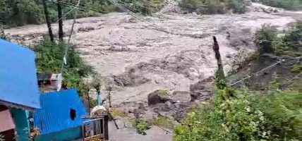 मनाङमा बाढीको वितण्डा : चामेका पाँच घरमा पूर्ण क्षति, बेँसीसहर–चामे सडक अवरुद्ध