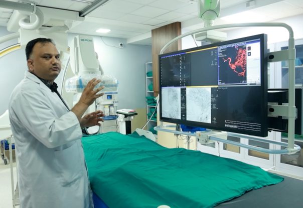 केएमसीमा नेपालमै पहिलो पटक मस्तिष्कको अवरुद्ध नसा चिरफारबिनै खोलियो केएमसीमा नेपालमै पहिलो पटक मस्तिष्कको अवरुद्ध नसा चिरफारबिनै खोलियो