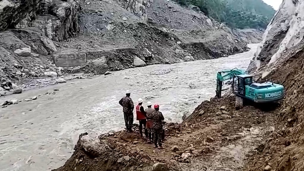 नयाँ एक्स्काभेटरको प्रयोगले चिलिमे टनेलभित्र उद्धारमा सहज