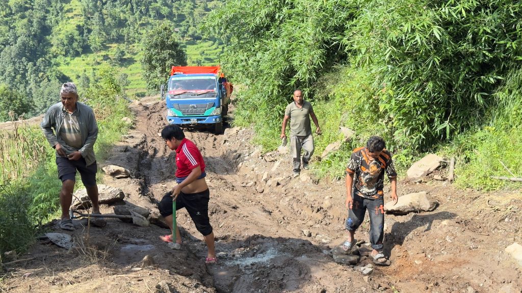 रसुवा जोड्ने वैकल्पिक मार्गमा यात्रुलाई सास्ती (तस्बिरसहित)