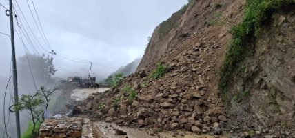 अरनिको राजमार्ग पनि पूर्ण रुपमा अवरुद्ध