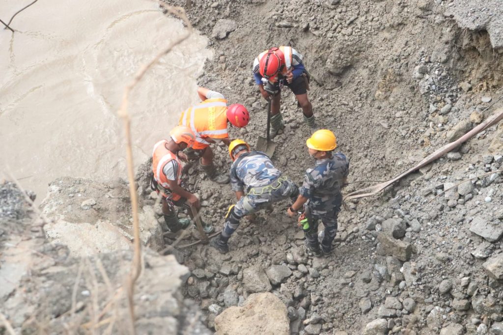 हिमगिरिद्वारा बाढीपीडितका लागि ७० लाख बराबरको सरसफाइका सामग्री सहयोग