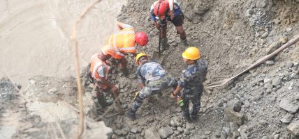 हिमगिरिद्वारा बाढीपीडितका लागि ७० लाख बराबरको सरसफाइका सामग्री सहयोग