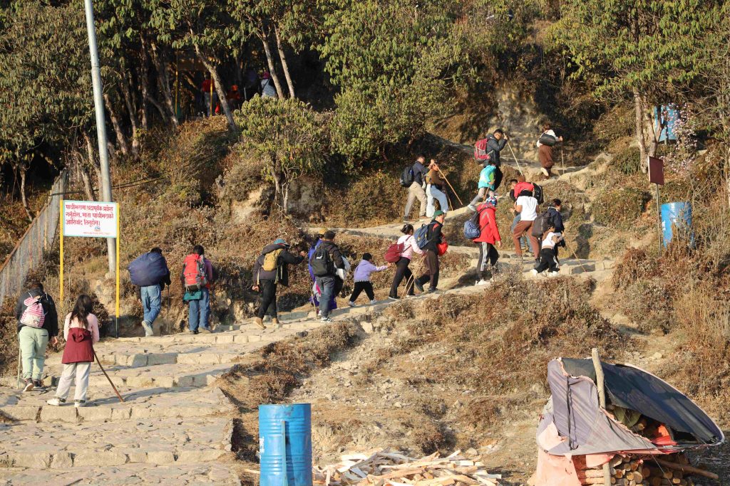 पाथीभरा पदमार्गमा स्वचालित सोलार बत्ती जडान