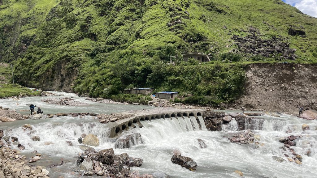 ठेक्का लागेको छ वर्ष भयो, कति जनाको ज्यान गएपछि बन्छ तासुगाडमा पुल ?