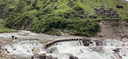 ठेक्का लागेको छ वर्ष भयो, कति जनाको ज्यान गएपछि बन्छ तासुगाडमा पुल ?