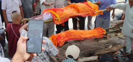 एक महिना मोबाइलको घण्टी कुरे, अन्ततः घाटमा पुग्यो खड्का दम्पतीको यात्रा