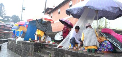 वर्षाका कारण सोह्र श्राद्धको पहिलो दिन पशुपतिमा चहलपहल कम