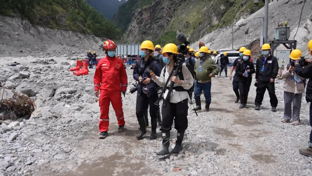 चीनतर्फको बाढी प्रभावित क्षेत्रमा विदेशी पत्रकारहरुको भ्रमण : उद्धार तथा राहत कार्यको प्रशंसा