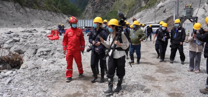 चीनतर्फको बाढी प्रभावित क्षेत्रमा विदेशी पत्रकारहरुको भ्रमण : उद्धार तथा राहत कार्यको प्रशंसा