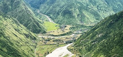 भिरको काखमा बस्ती, जोखिममा दैनिकी