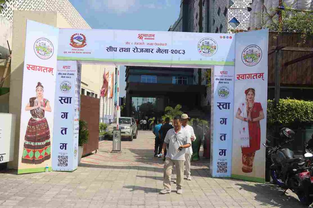 सीप भएका युवा र जनशक्ति खोजिरहेका रोजगारदाताबीच दूरी घटाउँदै इटहरीमा रोजगार मेला