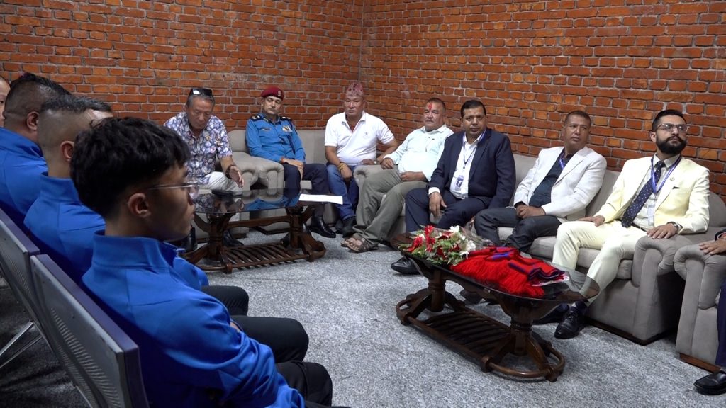 कराते टोलीलाई बिदाई गर्दै मन्त्री पोखरेलले भने, ‘नतिजाको दबाब नलिनुस्, उत्कृष्ट प्रदर्शन गर्नुहोस